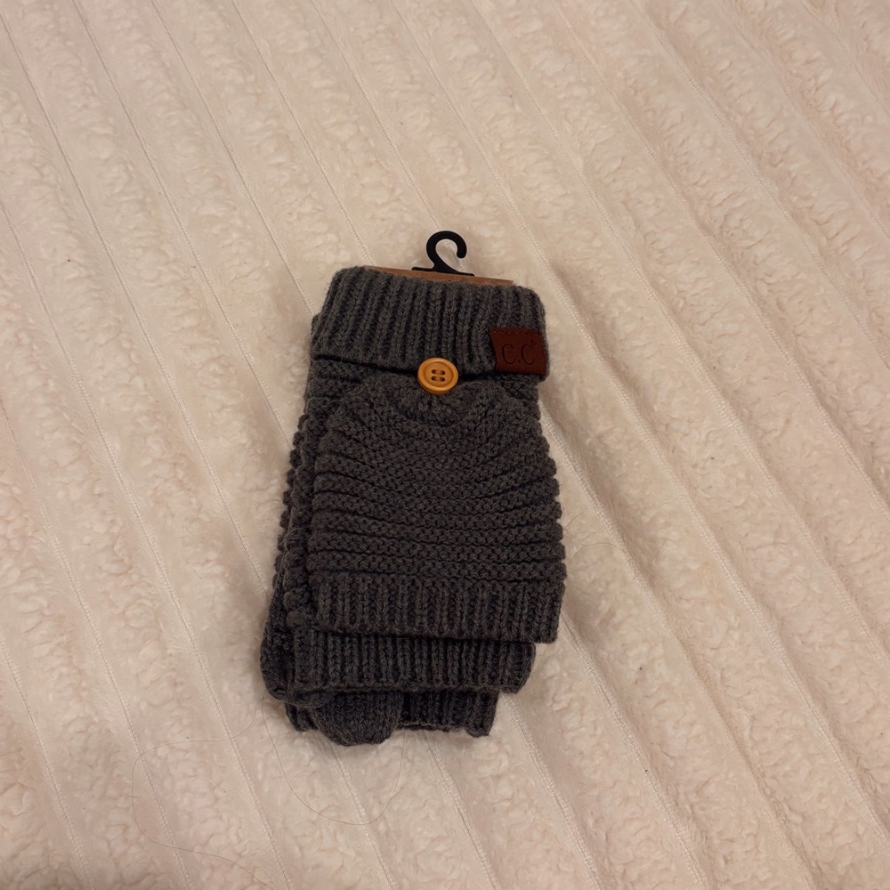 NWT C.C gray knitted gloves